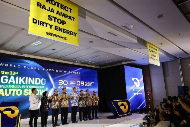 Greenpeace Indonesia gelar aksi saat pembukaan Gaikindo Indonesia International Auto Show (GIIAS) 2026 di ICE BSD, Tangerang.