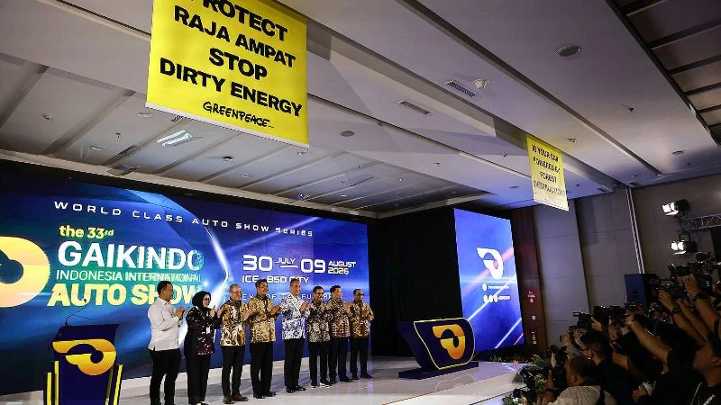 Greenpeace Indonesia gelar aksi saat pembukaan Gaikindo Indonesia International Auto Show (GIIAS) 2026 di ICE BSD, Tangerang.