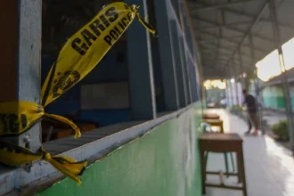Pekerja kebersihan menyapu lantai sekolah pascaledakan bom rakitan di Madrasah Aliyah Negeri (MAN) 3 Padang, Sumatera Barat. (ANTARA FOTO/Fitra Yogi).