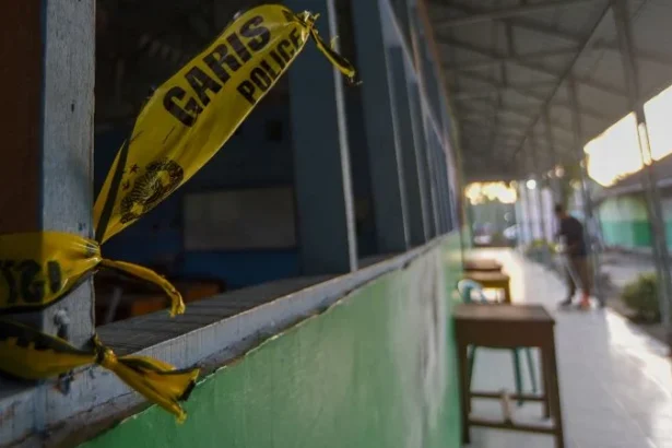 Pekerja kebersihan menyapu lantai sekolah pascaledakan bom rakitan di Madrasah Aliyah Negeri (MAN) 3 Padang, Sumatera Barat. (ANTARA FOTO/Fitra Yogi).
