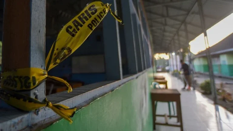 Pekerja kebersihan menyapu lantai sekolah pascaledakan bom rakitan di Madrasah Aliyah Negeri (MAN) 3 Padang, Sumatera Barat. (ANTARA FOTO/Fitra Yogi).