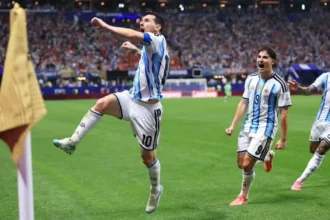 Lionel Messi selebrasi usai cetak gol ke gawang Mesir.