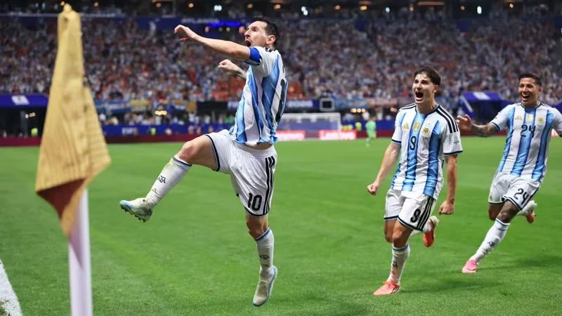 Lionel Messi selebrasi usai cetak gol ke gawang Mesir.