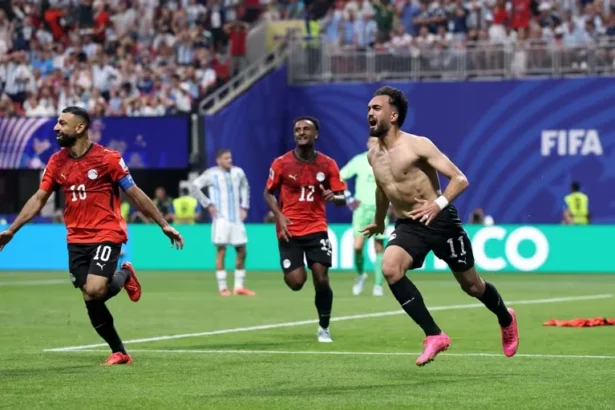 Gol dari Zico dianulir oleh wasit saat pertandingan antara Argentina melawan Mesir