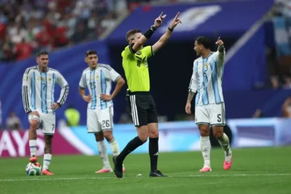 Wasit dalam pertandingan babak 16 besar Piala Dunia 2026 antara Argentina vs Mesir.