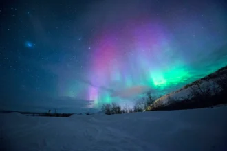 Aurora di langit malam di Tromsø, Norwegia, salah satu destinasi terbaik di dunia.