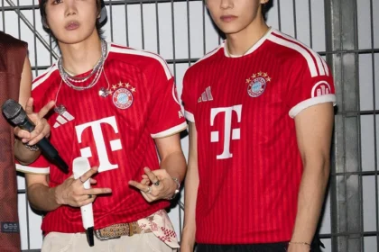 Member BTS, V dan J-Hope, mengenakan jersey Bayern Munich.