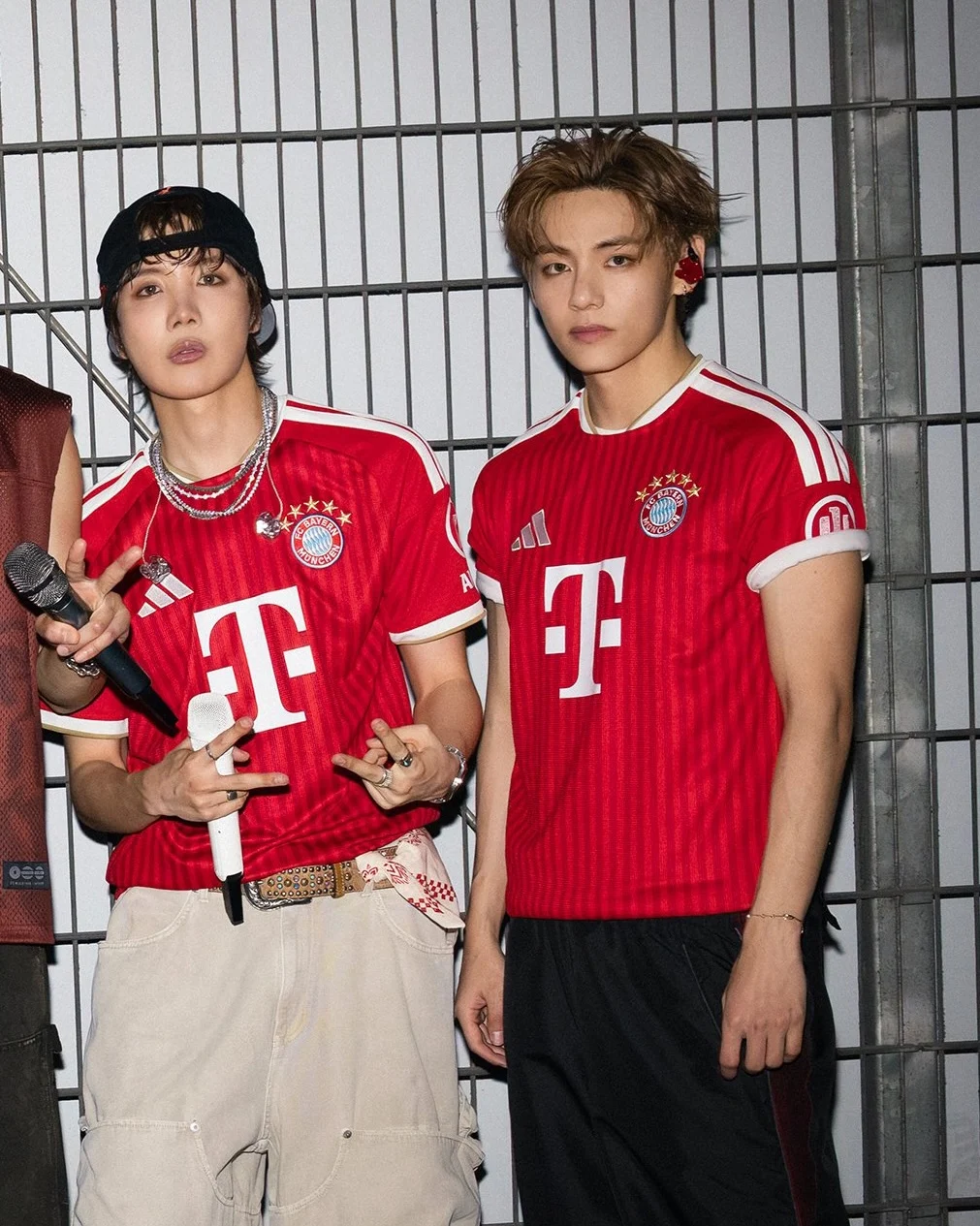 Member BTS, V dan J-Hope, mengenakan jersey Bayern Munich.
