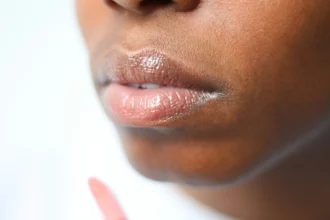 Kondisi bibir lembap.