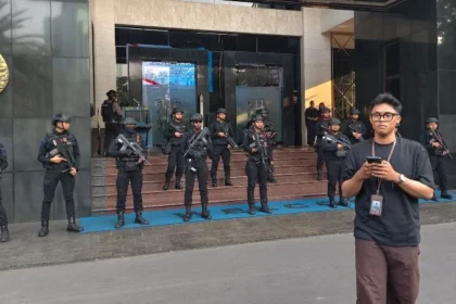 Brimob bersenjata lengkap menjaga Polda Metro Jaya.