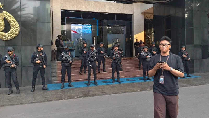 Brimob bersenjata lengkap menjaga Polda Metro Jaya.