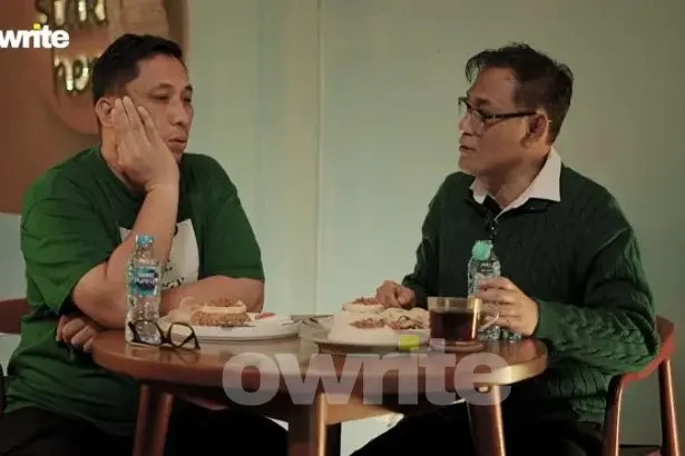 Pakar hukum tata negara Feri Amsari dan Budiman Sudjatmiko dalam podcast Owrite #Piring Politik Hidangan I. (Foto: YouTube Owrite).