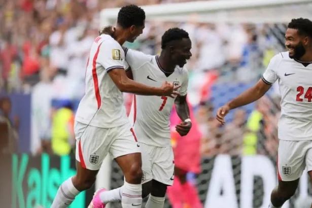 Pemain Timnas Inggris Bukayo Saka selebrasi usai cetak gol ke gawang Timnas Prancis.