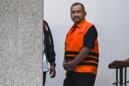 KPK tahan Bupati Pemalang Anom Widiyantoro.