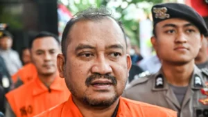 KPK menetapkan Bupati Pemalang Anom Widiyantoro sebagai tersangka kasus tindak pidana korupsi di Pemkab Pemalang.