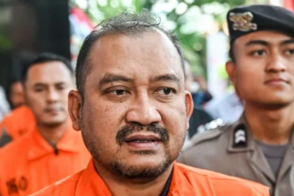 KPK menetapkan Bupati Pemalang Anom Widiyantoro sebagai tersangka kasus tindak pidana korupsi di Pemkab Pemalang.