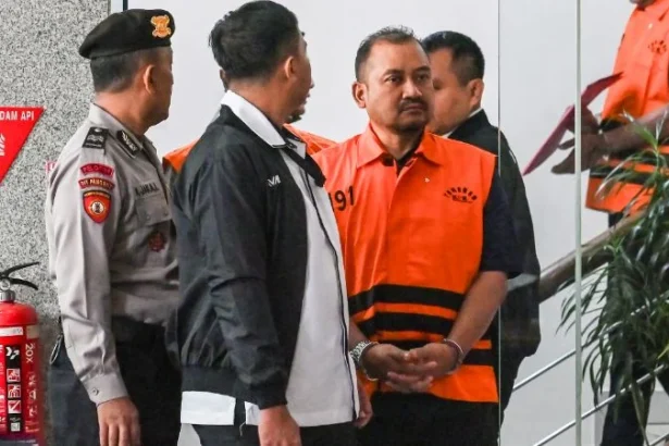 Bupati Pemalang Anom Widiyantoro ditahan KPK usai kena OTT.