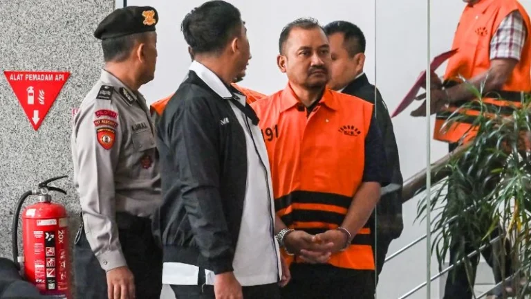 Bupati Pemalang Anom Widiyantoro ditahan KPK usai kena OTT.