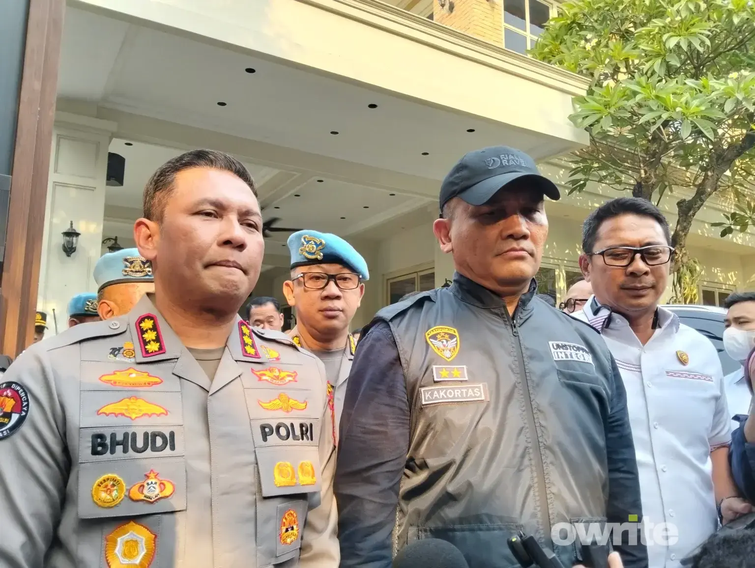 Polda Metro Jaya dan Kortastipidkor Polri menjelaskan penggeledahan di Cafe de'CLAN Jakarta Selatan, 8 Juli 2026.
