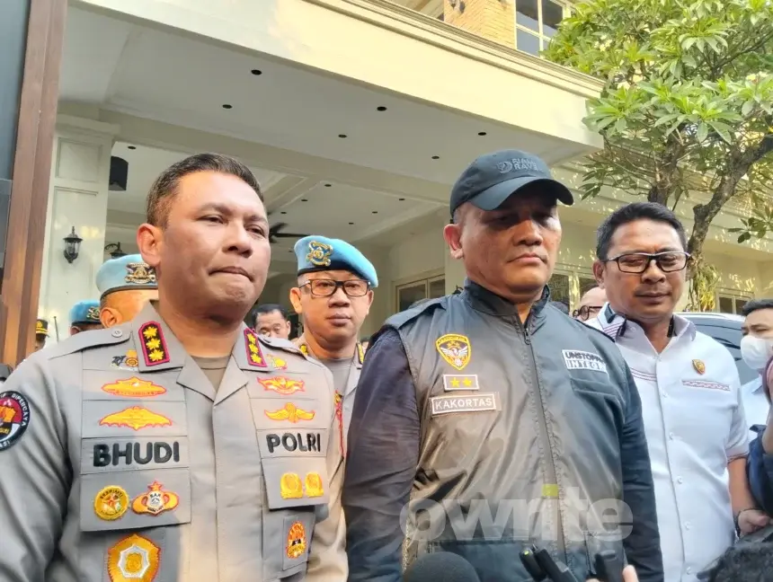 Polda Metro Jaya dan Kortastipidkor Polri menjelaskan penggeledahan di Cafe de'CLAN Jakarta Selatan, 8 Juli 2026.