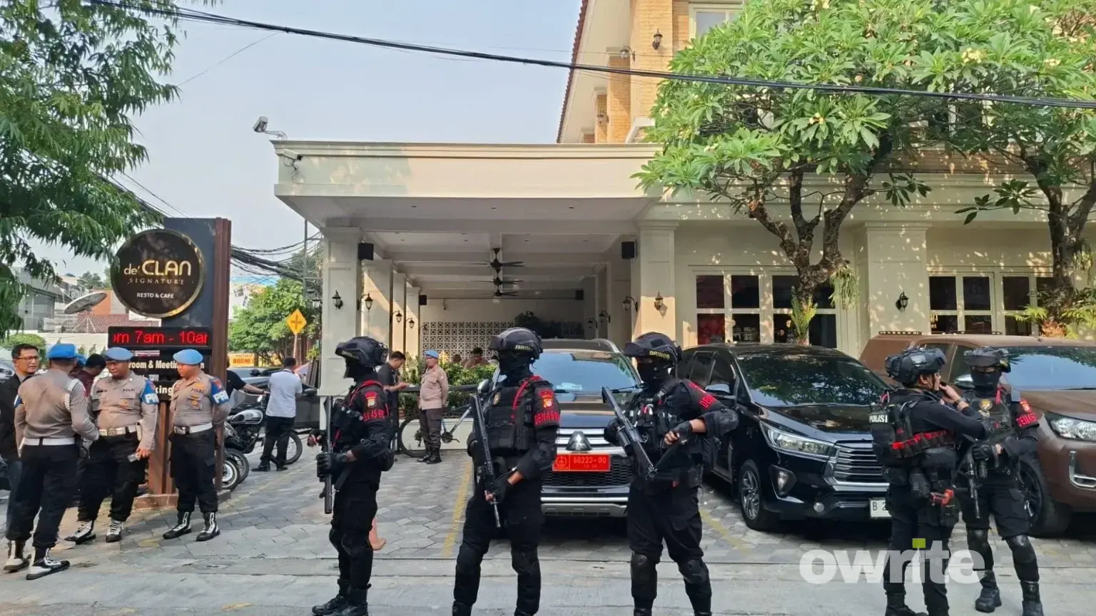 Cafe de'CLAN di Cipete, Jakarta Selatan, dijaga ketat oleh anggota Brimob bersenjata lengkap, 8 Juli 2026.