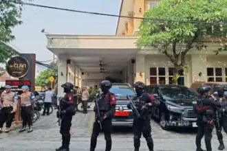 Cafe de'CLAN di Cipete, Jakarta Selatan, dijaga ketat oleh anggota Brimob bersenjata lengkap, 8 Juli 2026.