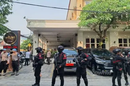 Cafe de'CLAN di Cipete, Jakarta Selatan, dijaga ketat oleh anggota Brimob bersenjata lengkap, 8 Juli 2026.