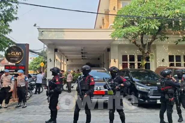 Cafe de'CLAN di Cipete, Jakarta Selatan, dijaga ketat oleh anggota Brimob bersenjata lengkap, 8 Juli 2026.
