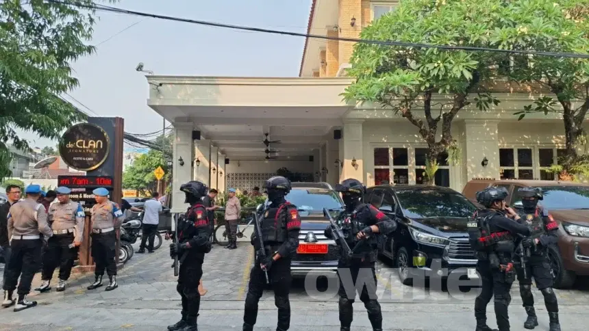 Cafe de'CLAN di Cipete, Jakarta Selatan, dijaga ketat oleh anggota Brimob bersenjata lengkap, 8 Juli 2026.