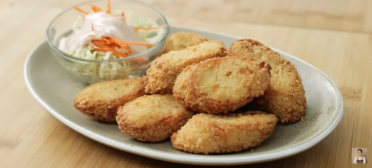 Chicken & shrimp roll di sebuah piring.