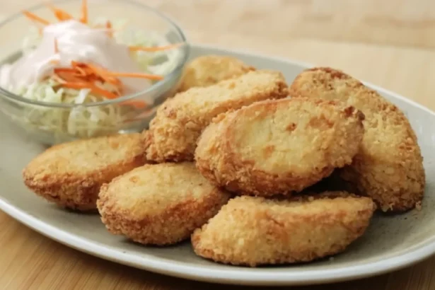 Chicken & shrimp roll di sebuah piring.