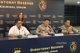 Dirkrimum Polda Metro Jaya Kombes Iman Imanuddin dan jajarannya dalam konferensi pers di Jakarta, Senin, 27 Juli 2026.