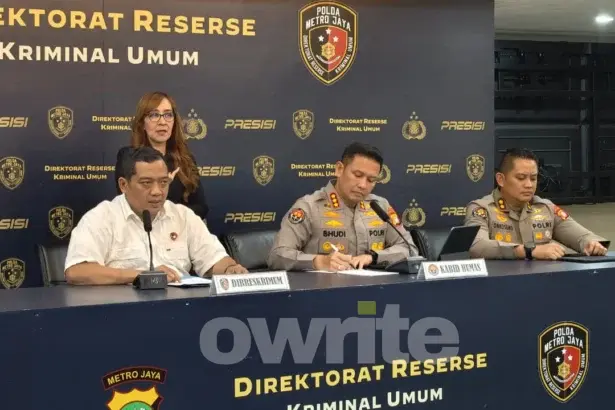 Dirkrimum Polda Metro Jaya Kombes Iman Imanuddin dan jajarannya dalam konferensi pers di Jakarta, Senin, 27 Juli 2026.