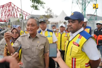 Menteri Pekerjaan Umum Dody Hanggodo ketika memantau penataan sistem drainase di kawasan Underpass Joglo, Surakarta, Jawa Tengah, Desember 2025.