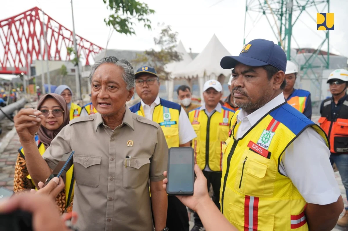 Menteri Pekerjaan Umum Dody Hanggodo ketika memantau penataan sistem drainase di kawasan Underpass Joglo, Surakarta, Jawa Tengah, Desember 2025.