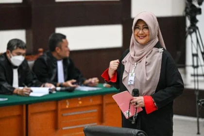 Tifauzia Tyassuma alias Dokter Tifa di sidang perdana kasus dugaan ijazah Jokowi di PN Jaktim.