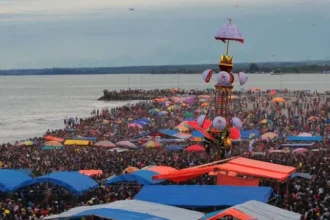 Masyarakat mendatangi hari puncak ritual tabuik di Pariaman, Sumatera Barat.