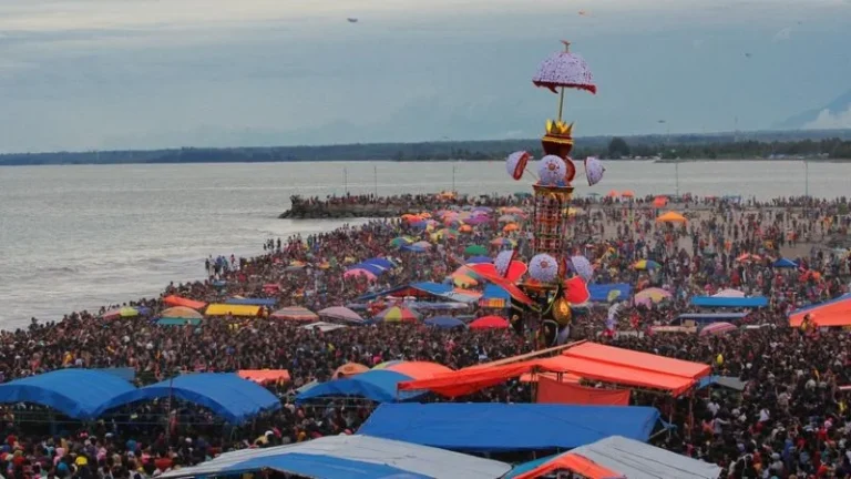 Masyarakat mendatangi hari puncak ritual tabuik di Pariaman, Sumatera Barat.