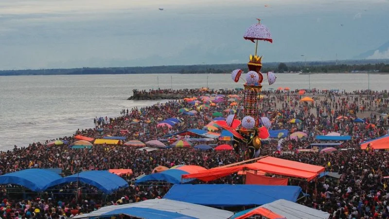 Masyarakat mendatangi hari puncak ritual tabuik di Pariaman, Sumatera Barat.