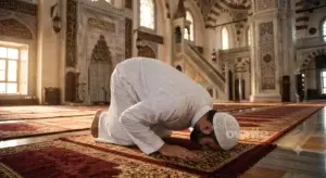 Pemuda bersujud di masjid.