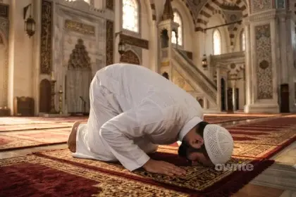 Pemuda bersujud di masjid.