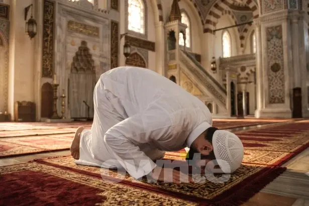 Pemuda bersujud di masjid.