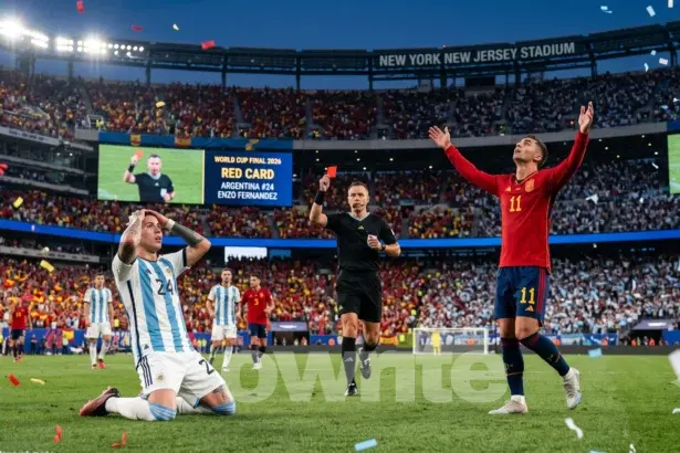 Pemain Argentina Enzo Fernandez kena kartu merah dalam final Piala Dunia 2026.