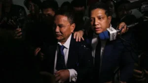 Pengacara Hotman Paris Hutapea (tengah) berjalan memasuki Gedung Bundar saat tiba di Kejaksaan Agung, Jakarta.