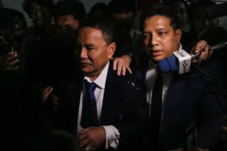 Pengacara Hotman Paris Hutapea (tengah) berjalan memasuki Gedung Bundar saat tiba di Kejaksaan Agung, Jakarta.