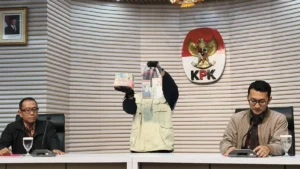 Penampakan uang tunai mata uang asing hingga kepinga logam platinum yang diduga hasil korupsi Bupati Langkat. (Sumber: Owrite/Rahmat Baihaqi)