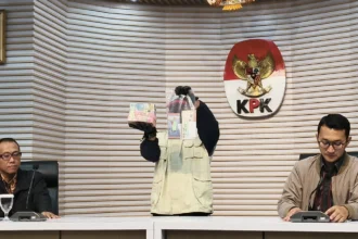 Penampakan uang tunai mata uang asing hingga kepinga logam platinum yang diduga hasil korupsi Bupati Langkat. (Sumber: Owrite/Rahmat Baihaqi)