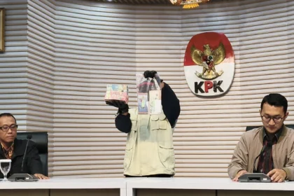 Penampakan uang tunai mata uang asing hingga kepinga logam platinum yang diduga hasil korupsi Bupati Langkat. (Sumber: Owrite/Rahmat Baihaqi)
