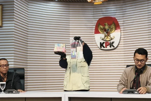 Penampakan uang tunai mata uang asing hingga kepinga logam platinum yang diduga hasil korupsi Bupati Langkat. (Sumber: Owrite/Rahmat Baihaqi)