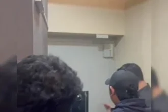 Foto brankas yang disembunyikan di balik lemari saat Cafe de'Clan Siganture digeledah